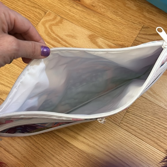 Canvas beach carryall. - Picture 3 of 9